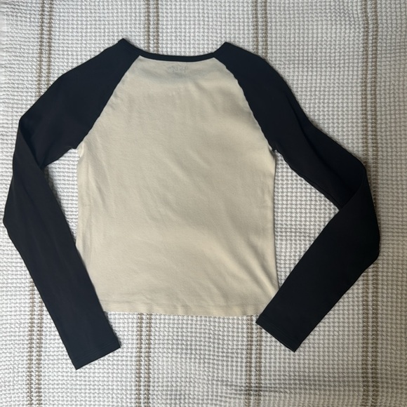 Brandy Melville Long Sleeve Tee - Picture 9 of 9